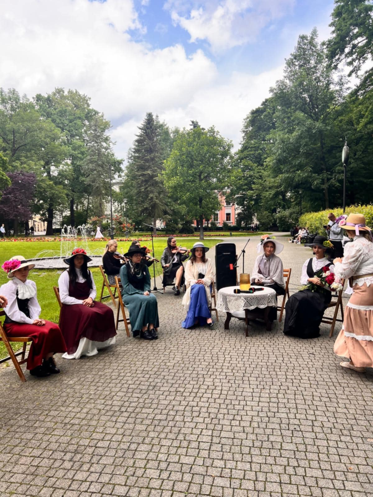 Zdjęcie Urodziny MK 2025 (5)ef03e612-9335-4332-a10f-86645a1ed1e8.jpeg w galerii Urodziny patronki II LO na Sądeckich Plantach